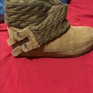 EUC bearpaw boots size 9